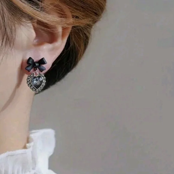 Elegant Black Heart Earrings with Bow - Picture 2 of 2